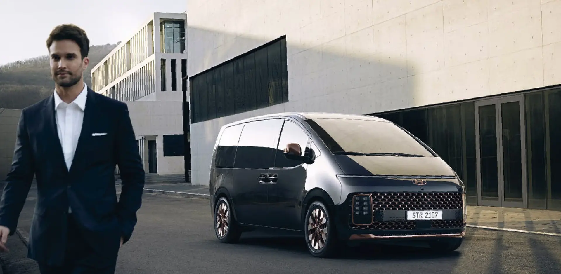 STARIA PREMIUM exterior design hero