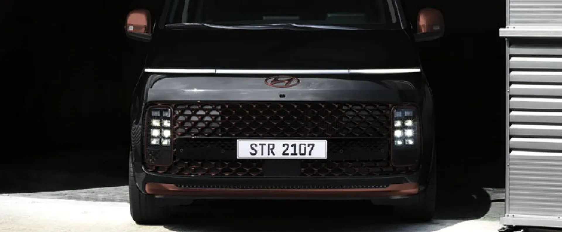 STARIA PREMIUM exterior visual 7